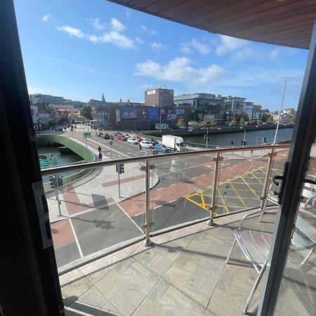 Fabulous And Sunny 2 Bed Apartment, In City Centre コーク エクステリア 写真