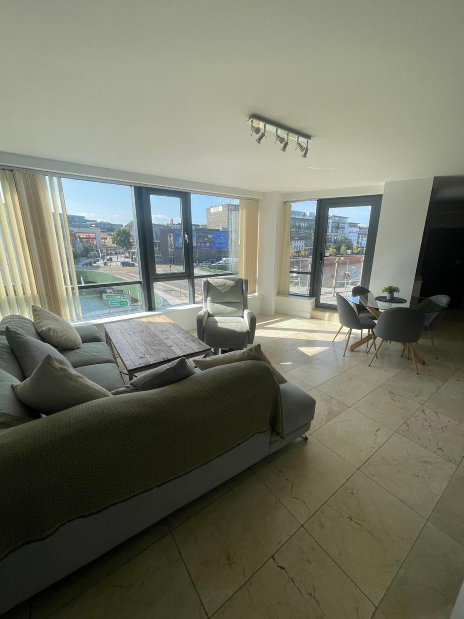 Fabulous And Sunny 2 Bed Apartment, In City Centre コーク エクステリア 写真