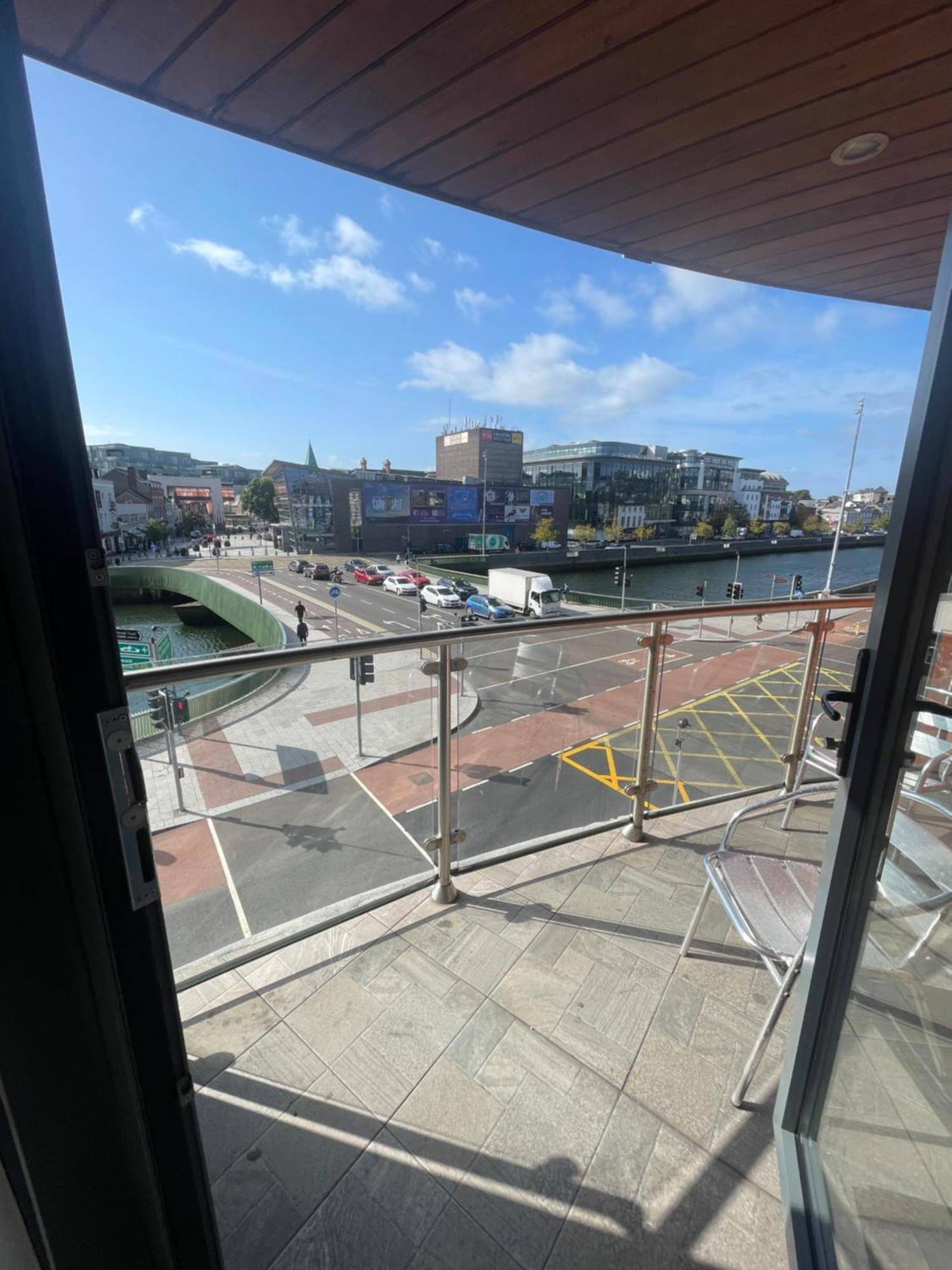 Fabulous And Sunny 2 Bed Apartment, In City Centre コーク エクステリア 写真