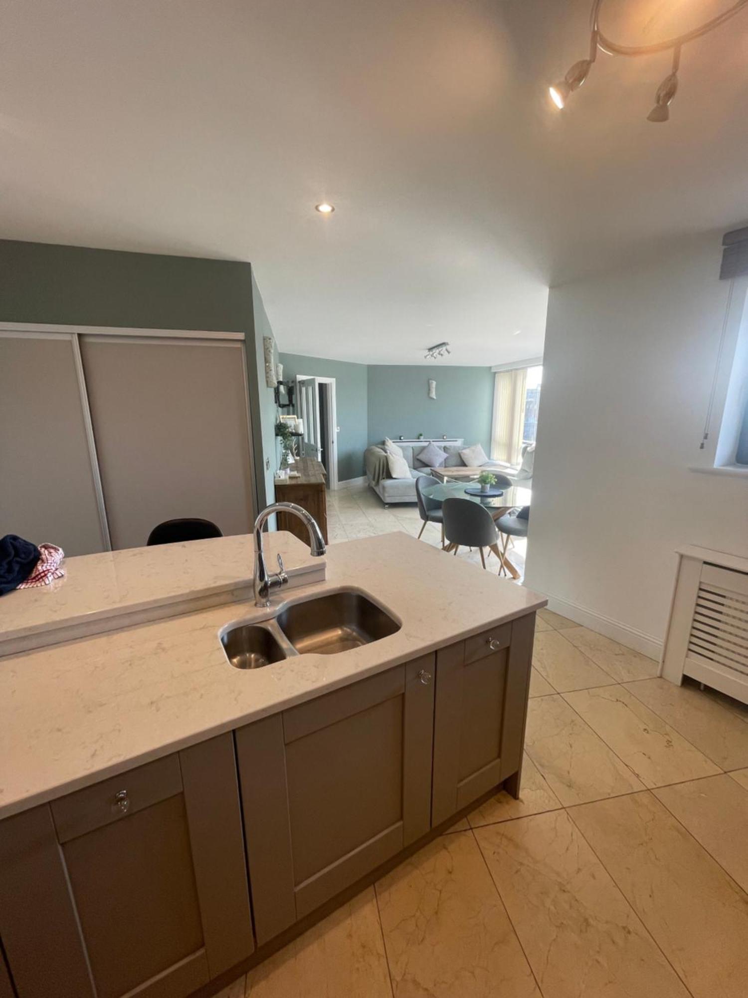 Fabulous And Sunny 2 Bed Apartment, In City Centre コーク エクステリア 写真
