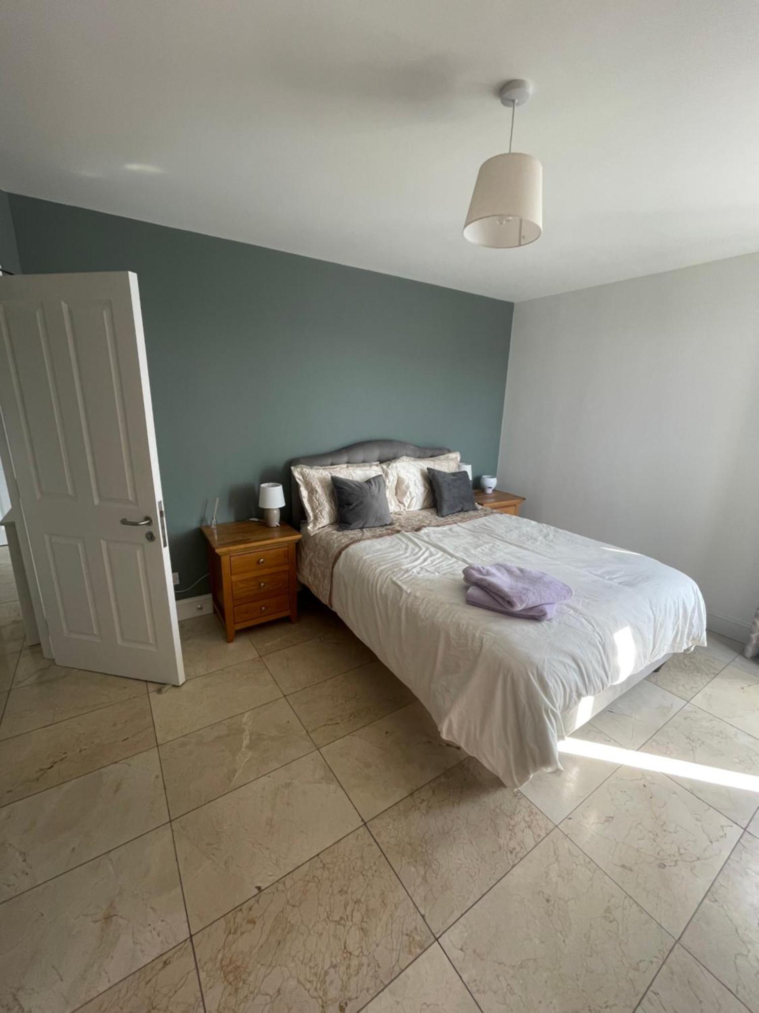 Fabulous And Sunny 2 Bed Apartment, In City Centre コーク エクステリア 写真